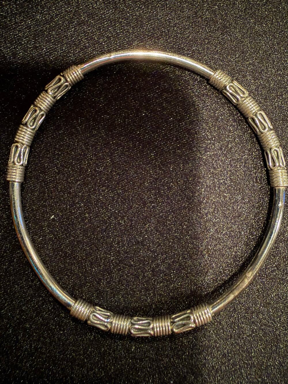 Vintage sterling silver tube bangle bracelet with wire-wrapped swirl details sz8